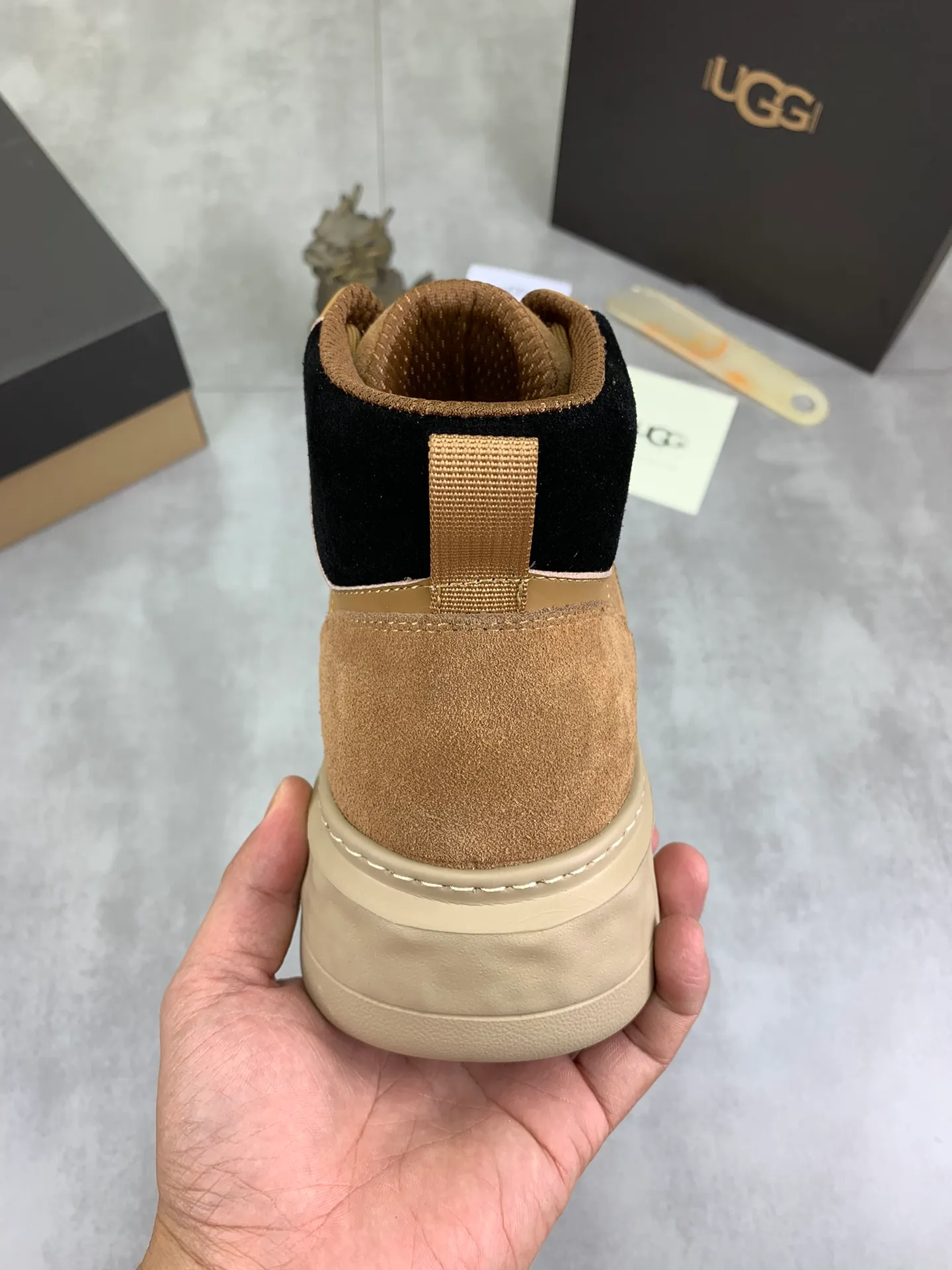 Men's shoes 💰P640 [New style] 💰 🆘 "Real wool" [UGG] 👉The popular men's shoes are synchronized with the official website 🔰The quality of the genuine products [satisfied] is not comparable to the imitations in the general market 🌀The upper is imported Italian frosted cowhide, and the lining is: foot pad 🅰️ grade 🐑Real wool👻Only Grade A can show the effect The hand feels smooth and delicate 🔱The shoe shape is grand, only genuine manufacturers can achieve it 🎄The perfect toughness of the original outsole 👻⬛️ can allow customers to bid farewell to one-time consumption. Real wool lining, super warm. Available in brown or gray. Number of yards: 39-44